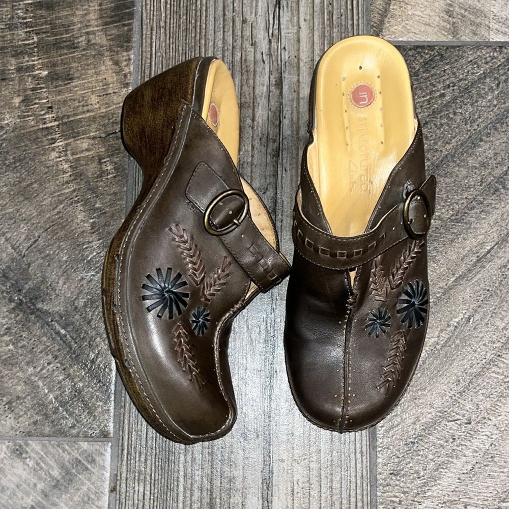 Clarks unstructured brown leather 2.5” clogs w/ floral motifs.